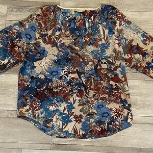 Momoni 100% Silk Floral V-neck Blouse Size 38
Made in Italy